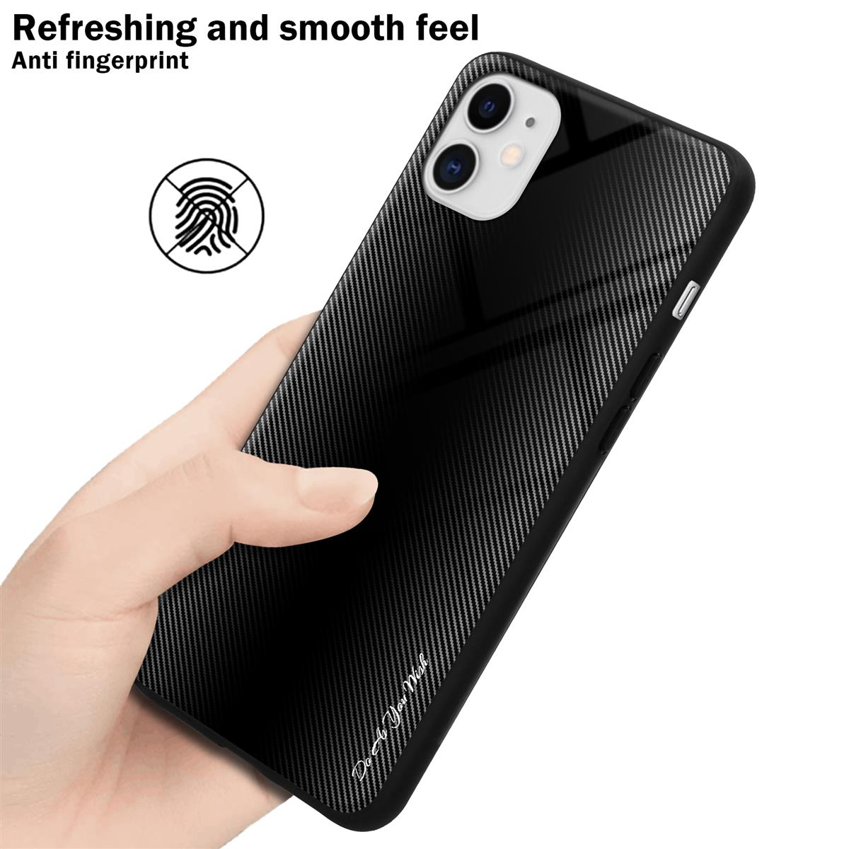 Mano che tiene una custodia nera con texture in fibra di carbonio, icona impronta digitale.
