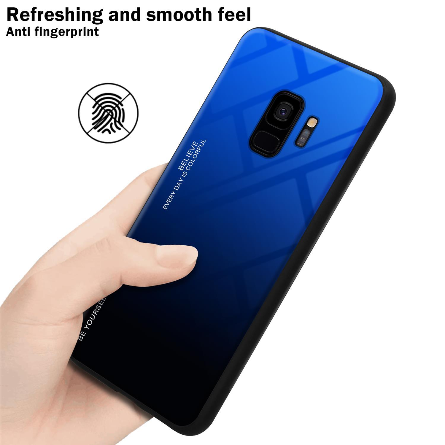 Hand hält ein Telefon mit blauem Farbverlauf auf der Rückseite. Fingerabdrucksymbol links oben.