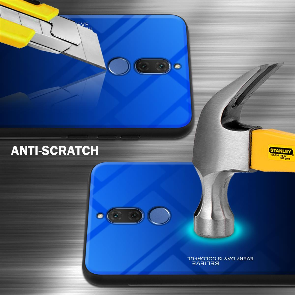 Zwei Handyhüllen werden mit einem Cutter und Hammer getestet, um Kratzfestigkeit zu demonstrieren.