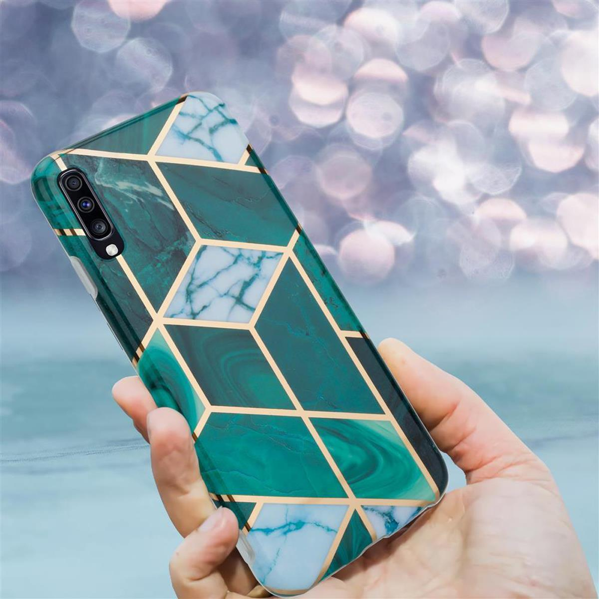 Custodia per telefono con design geometrico. Colori verde, oro e bianco. Mano che tiene il telefono.