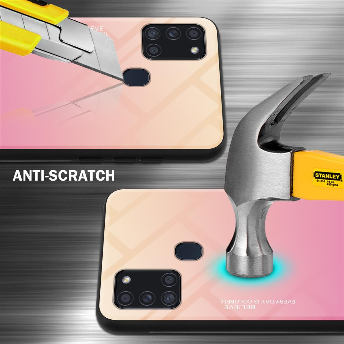 Zwei Handyhüllen. Eine wird mit einem Cutter zerkratzt, die andere mit einem Hammer geschlagen.
