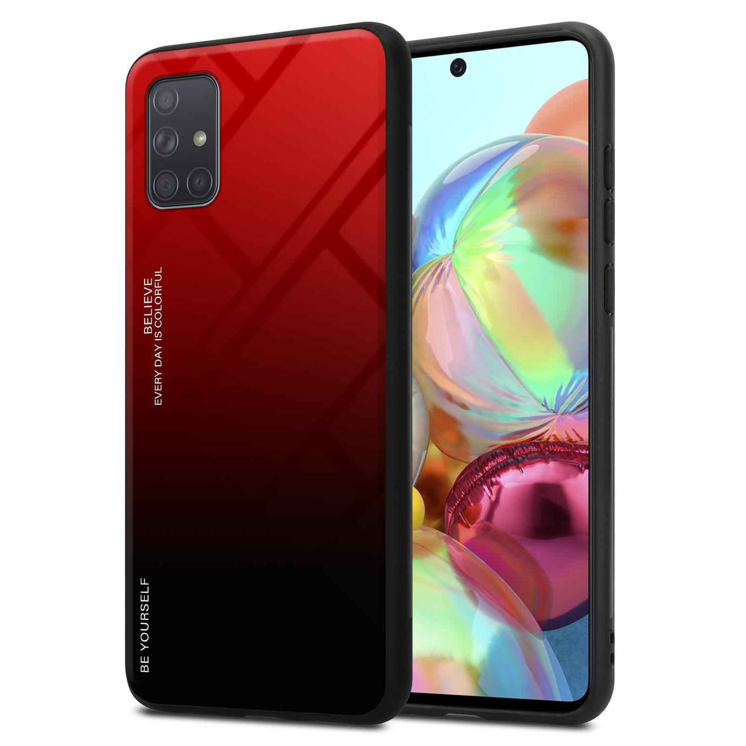 Un telefono in una custodia, la custodia ha una sfumatura di rosso e nero.