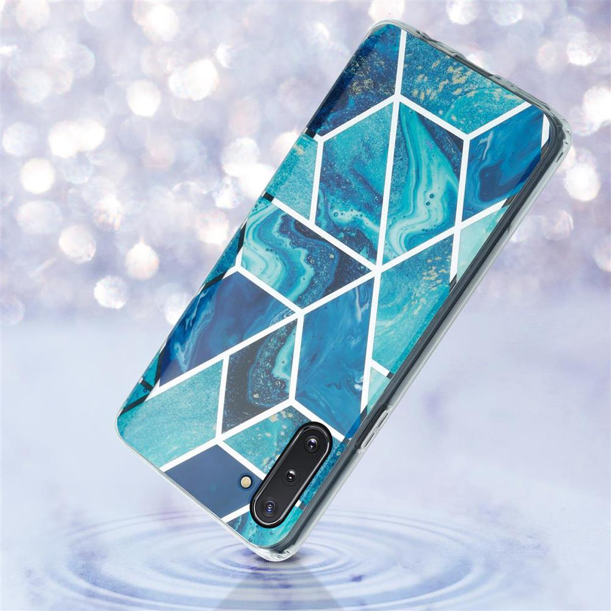 Handyhülle mit geometrischem Design, Marmoreffekt. Die Handyhülle befindet sich auf einer blauen, wasserartigen Oberfläche.