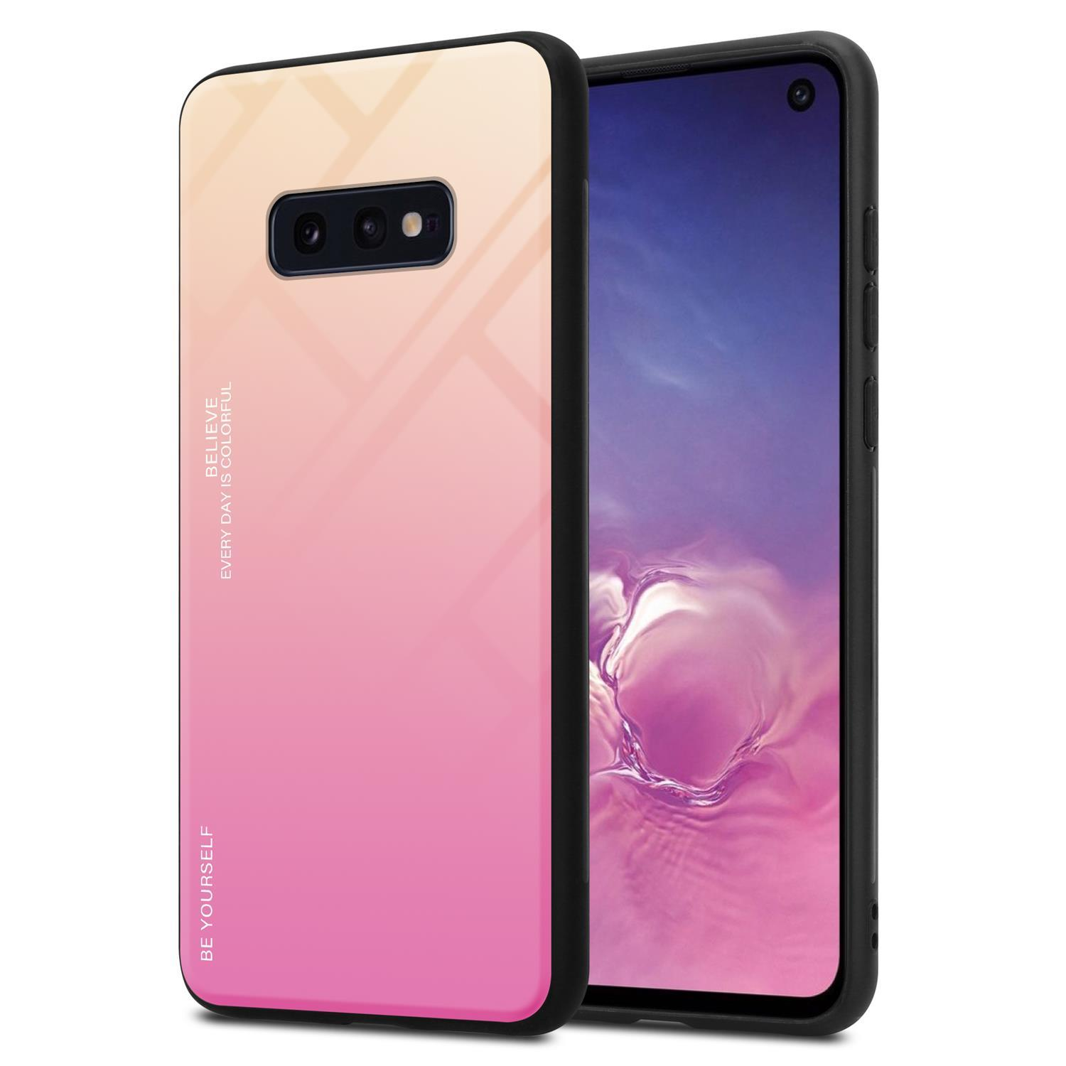 Custodia per telefono con sfumatura dal giallo al rosa, su un telefono. Testo: Credi che ogni giorno sia colorato. Sii te stesso.