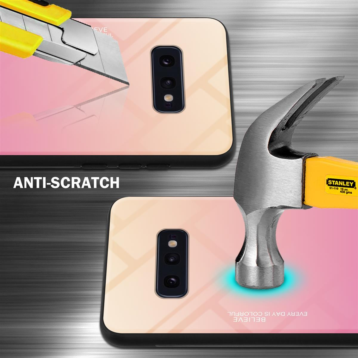 Due custodie per telefono con testo antigraffio. Una custodia viene tagliata, l'altra viene colpita da un martello.