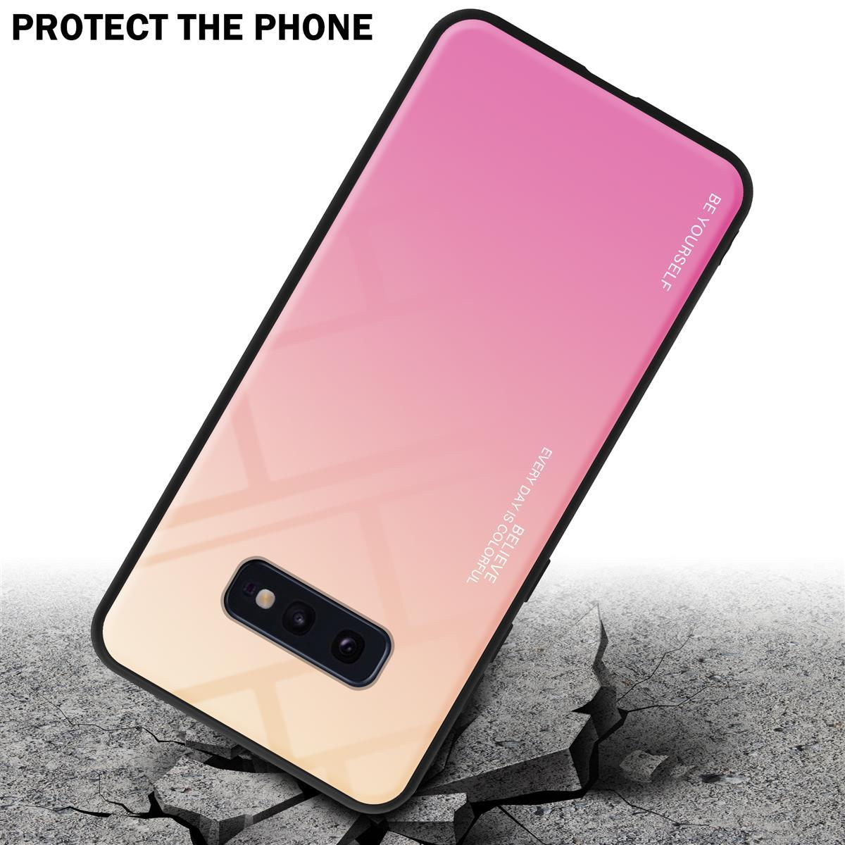 Una custodia con sfumatura rosa e arancione, contro un pavimento incrinato.