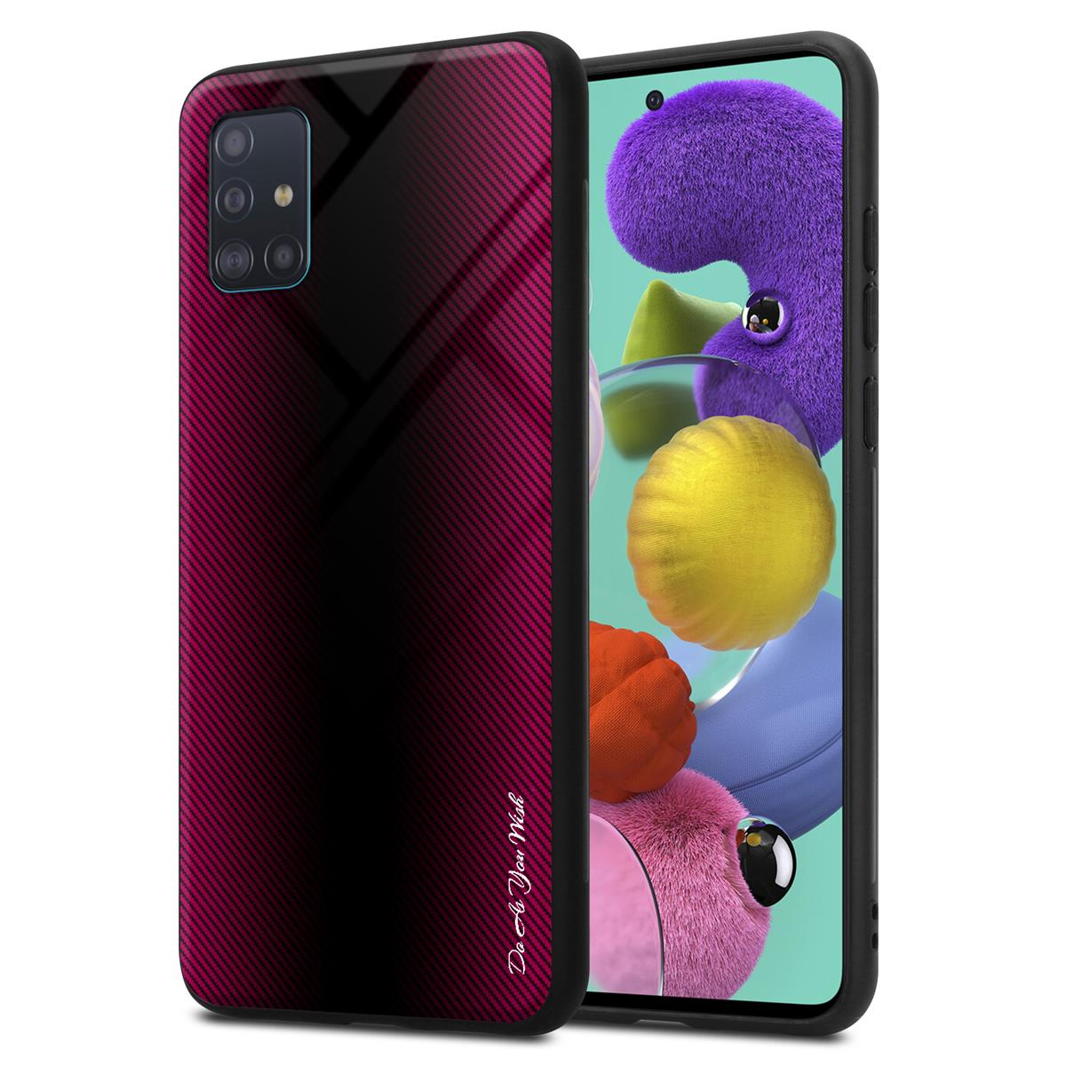 Telefon in einer roten Carbonfaser-Hülle. Der Telefonbildschirm zeigt eine farbenfrohe Grafik.