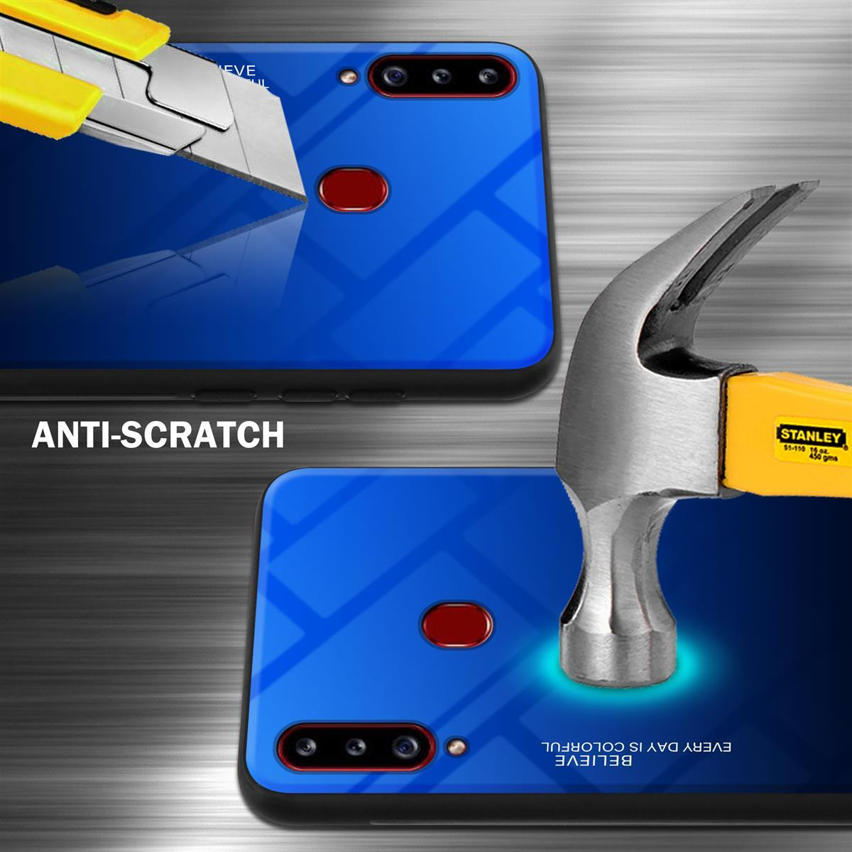 Zwei Telefone mit blauen Hüllen. Eines wird mit einem Teppichmesser geschnitten, das andere mit einem Hammer. Text: Kratzfest.