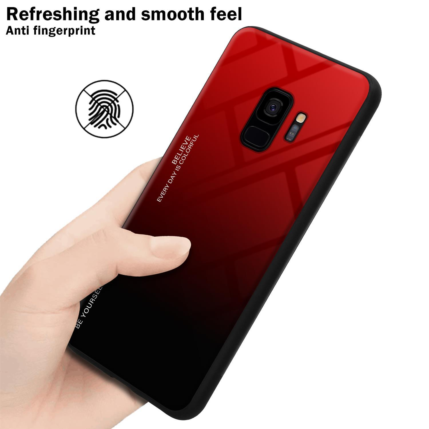 Eine Hand hält eine rot-schwarze Handyhülle mit Farbverlauf. Text: erfrischendes und glattes Gefühl.