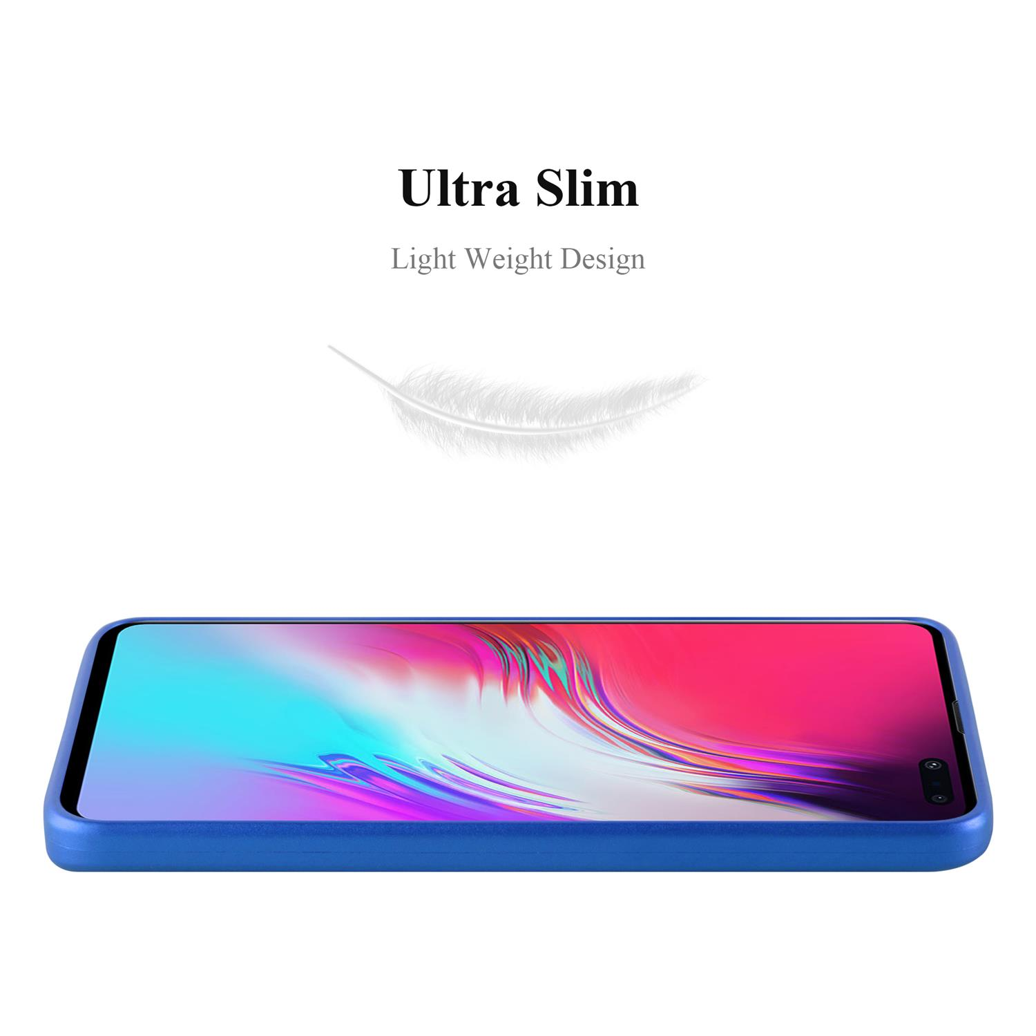 Una custodia blu per telefono con un design sottile è vista da un'angolazione bassa.
