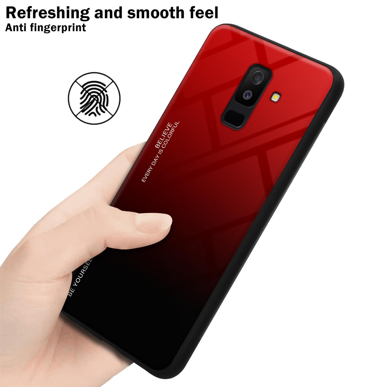 Mano che tiene il telefono con custodia sfumata rossa.