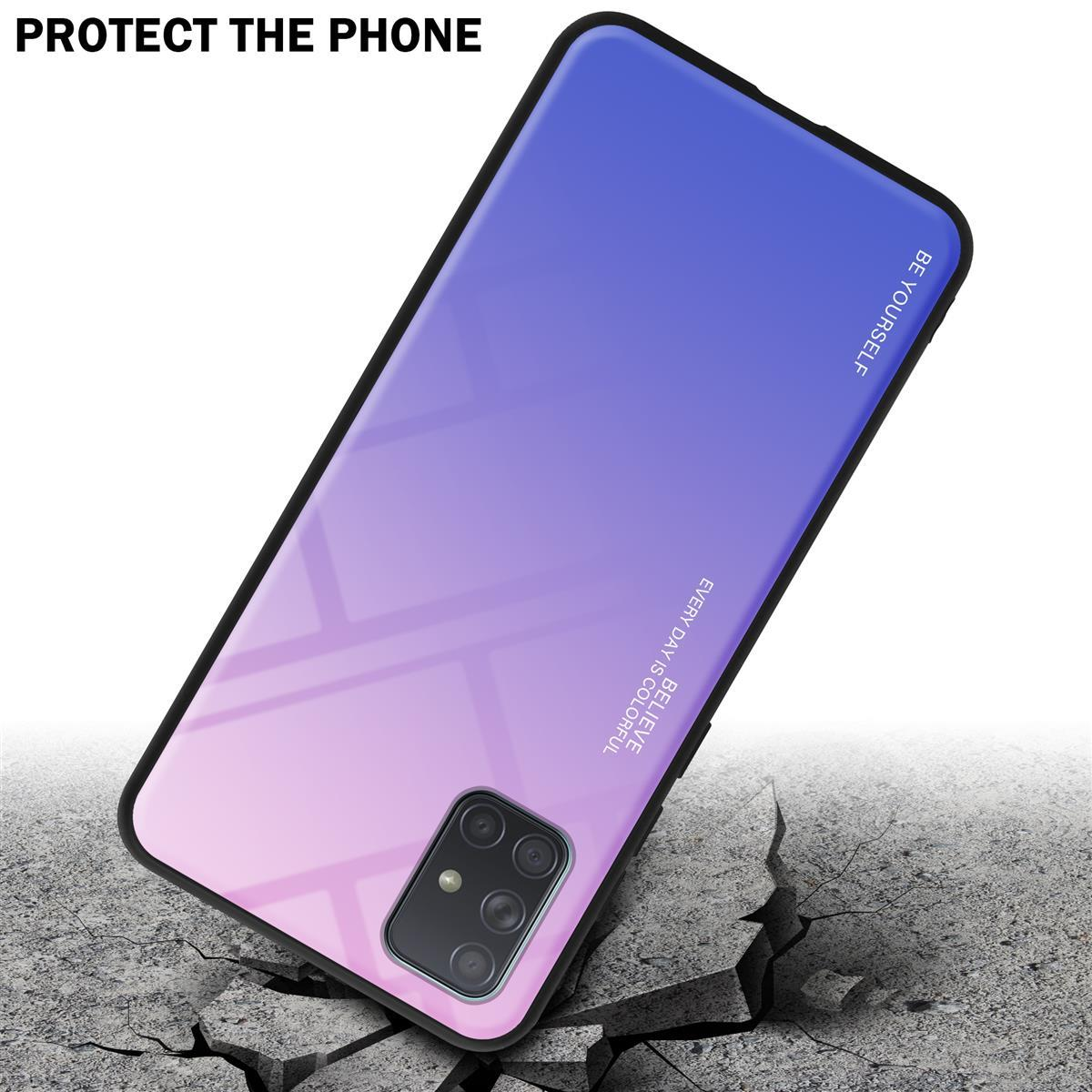 Custodia per telefono viola-blu su terreno crepato. Testo: Proteggi il telefono. Sii te stesso. Ogni giorno è colorato.