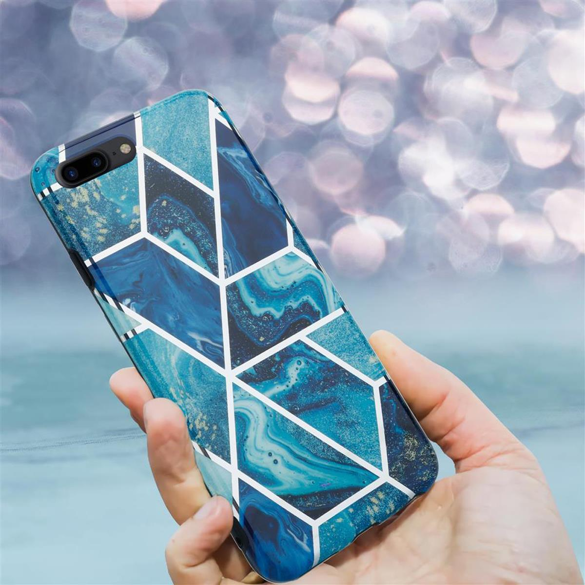 Hand hält Telefon mit blau-weißer geometrischer Hülle.