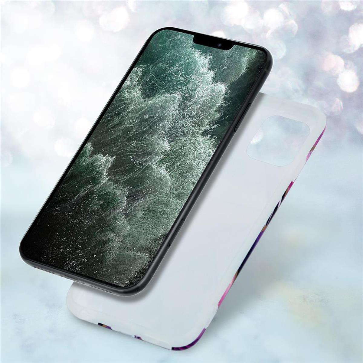 Ein Telefon mit weißer Hülle, das ein Meeresbild zeigt. Das Telefon ist geneigt.