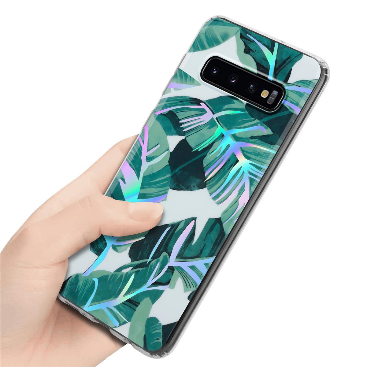 Mano che tiene un telefono con una custodia dal design a foglie verdi.