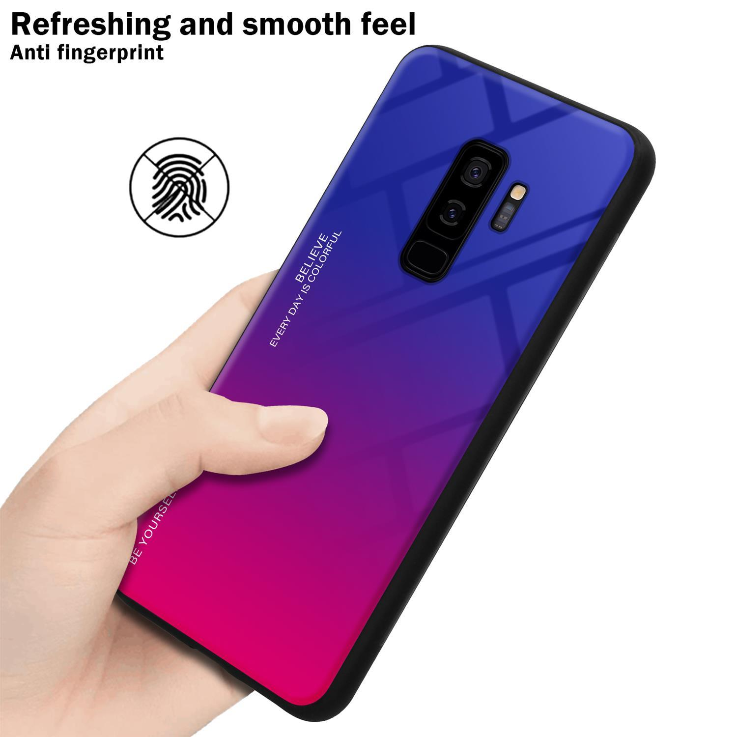 Mano che tiene un telefono con una custodia sfumata blu e rosa. Icona dell'impronta digitale in alto a sinistra.