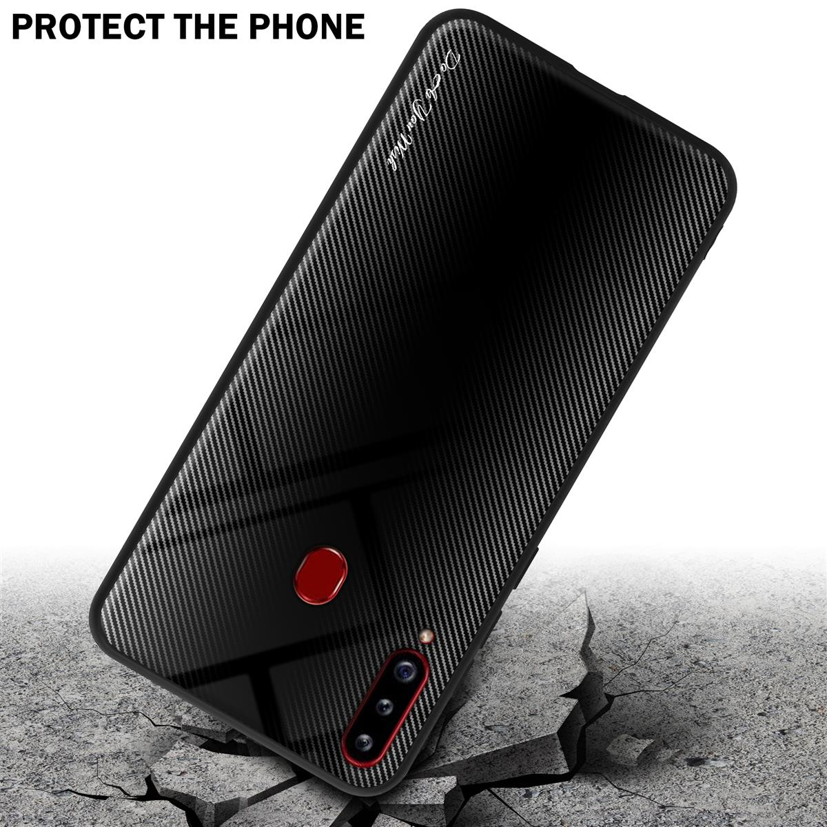 Un telefono in una custodia nera con un design in fibra di carbonio. Il telefono è su un terreno incrinato.