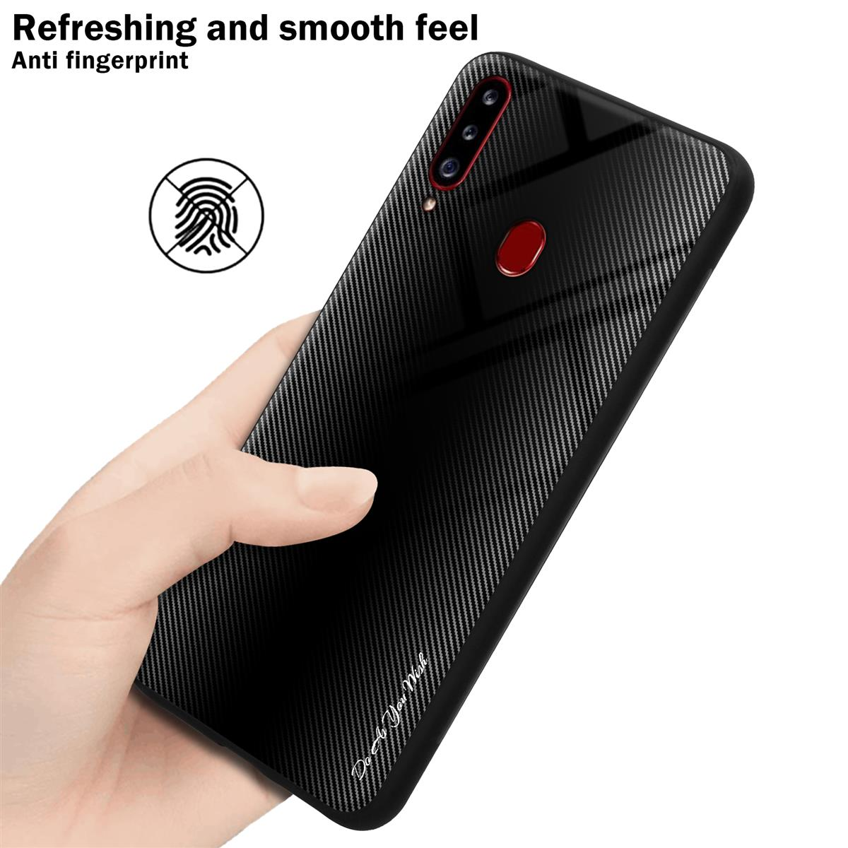 Custodia per telefono nera con motivo in fibra di carbonio. Una mano tiene il telefono con un'icona di impronta digitale.