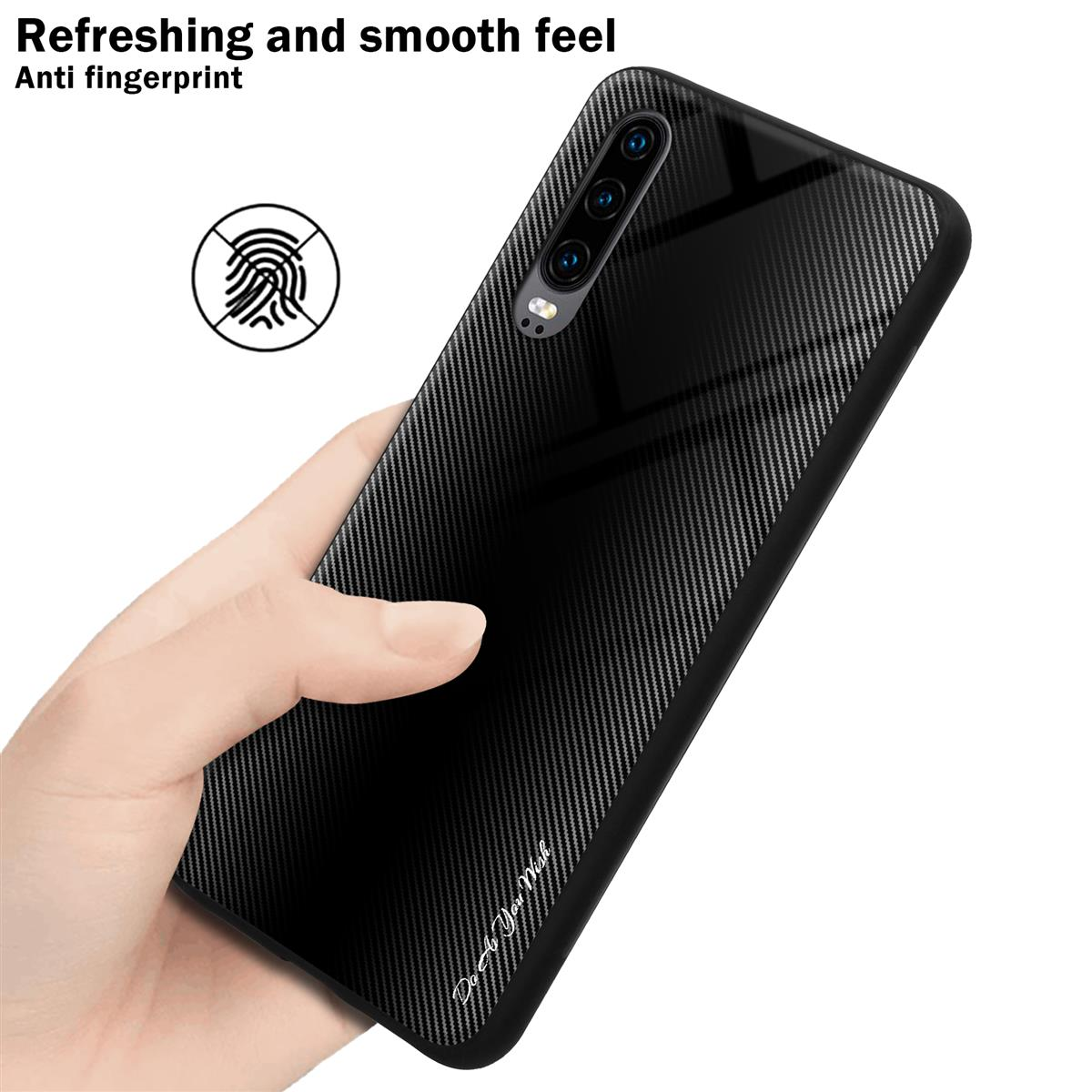 Una mano tiene un telefono con una custodia in fibra di carbonio nera. Viene mostrato un segno anti-impronte, il testo recita, Do As You Wish.