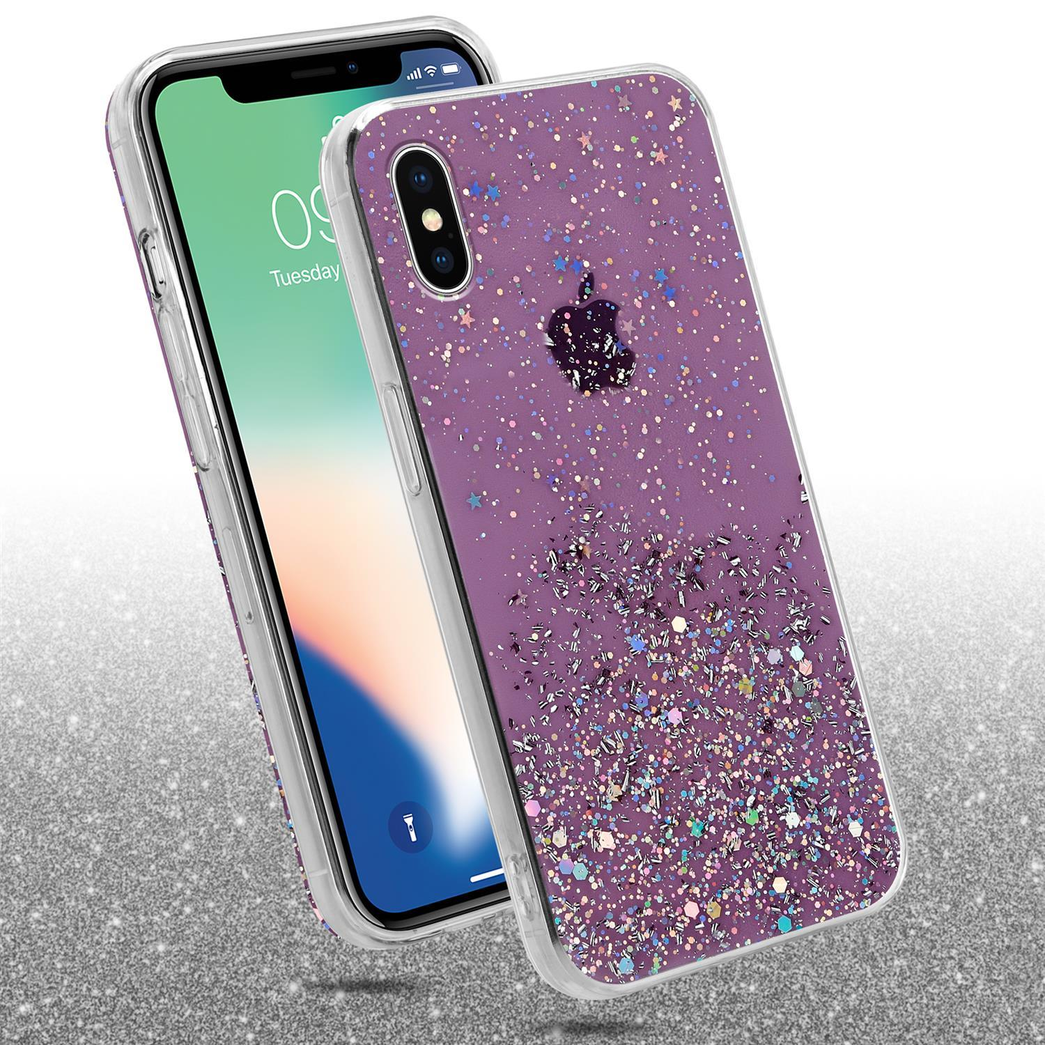 Telefon mit Hülle. Klare Hülle mit Glitzer und lila Hintergrund. Telefonbildschirm ist an.