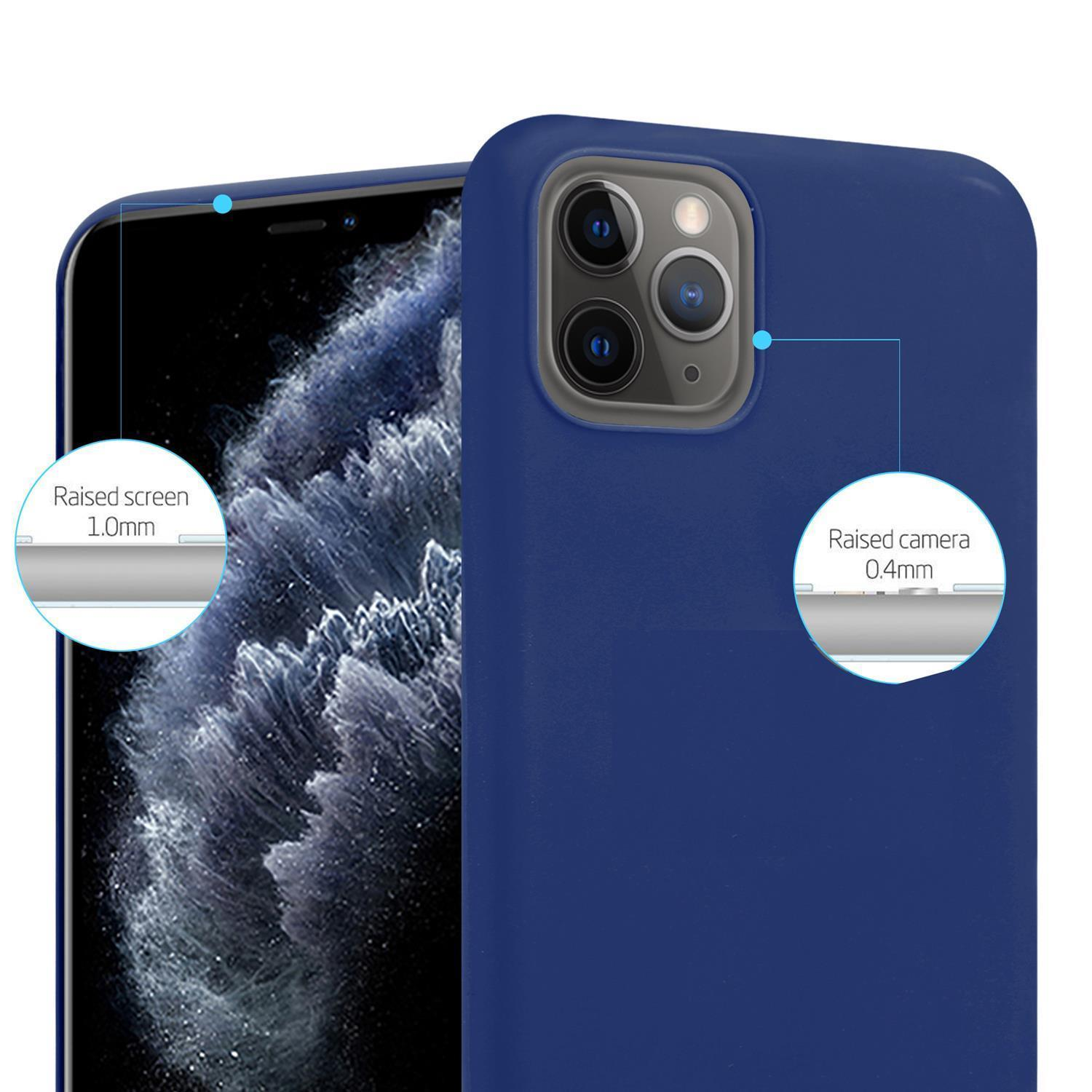 Nahaufnahme einer blauen Handyhülle um ein Telefon. Erhöhter Bildschirm und Kamera hervorgehoben.
