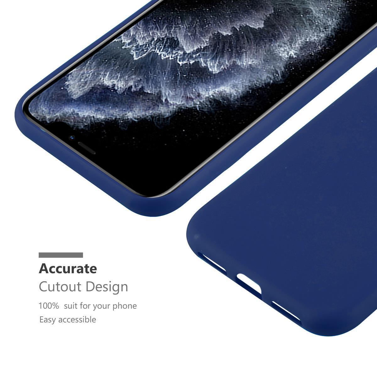 Telefon in einer blauen Hülle mit blauem Rahmen. Die Hülle befindet sich neben der anderen Hälfte.