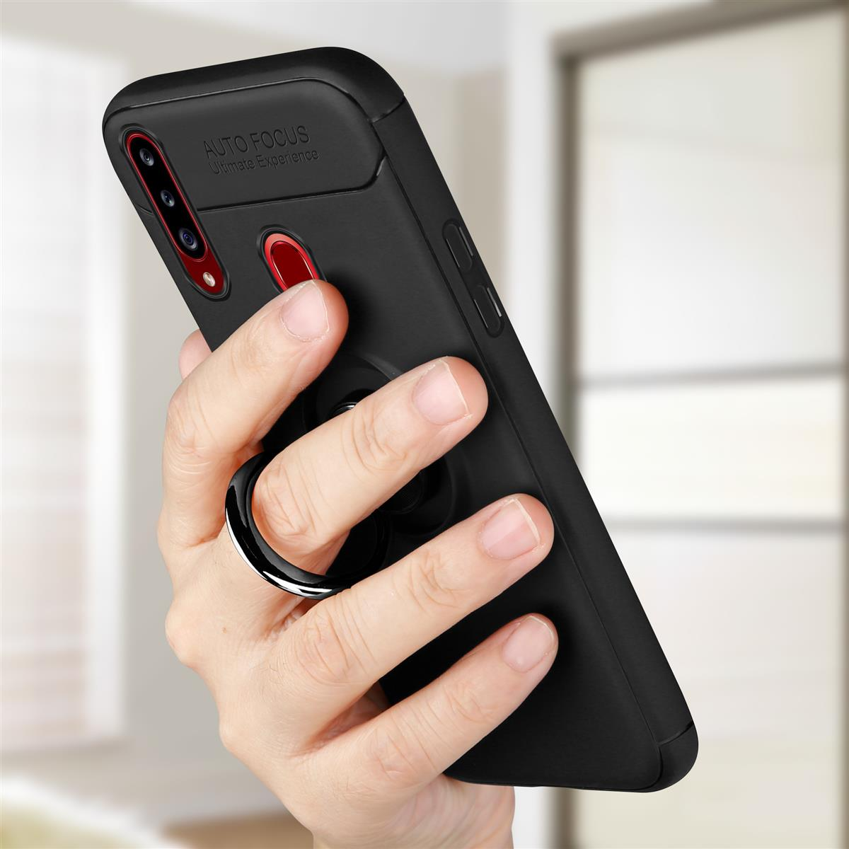 Schwarzes Telefon in der Hand, mit einem Ringhalter, eine Hand hält das Telefon und eine schwarze Handyhülle.