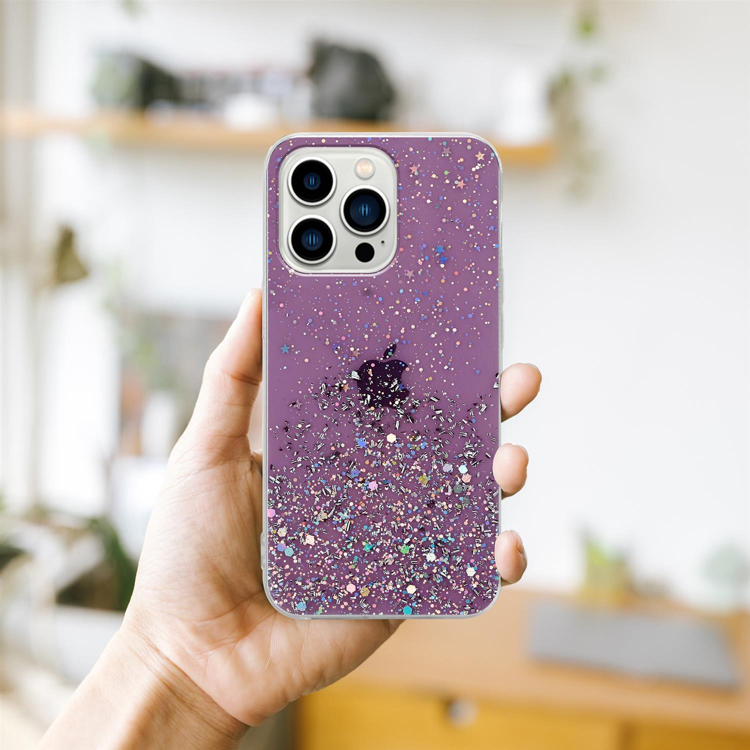 Hand hält eine lila Handyhülle mit Glitzer und Pailletten.