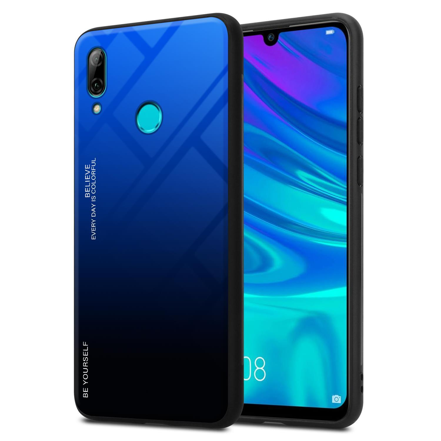Blau-schwarze Handyhülle. Die Hülle befindet sich auf einem Telefon. Die Vorderseite hat eine Kamera. Die Hülle hat Text.