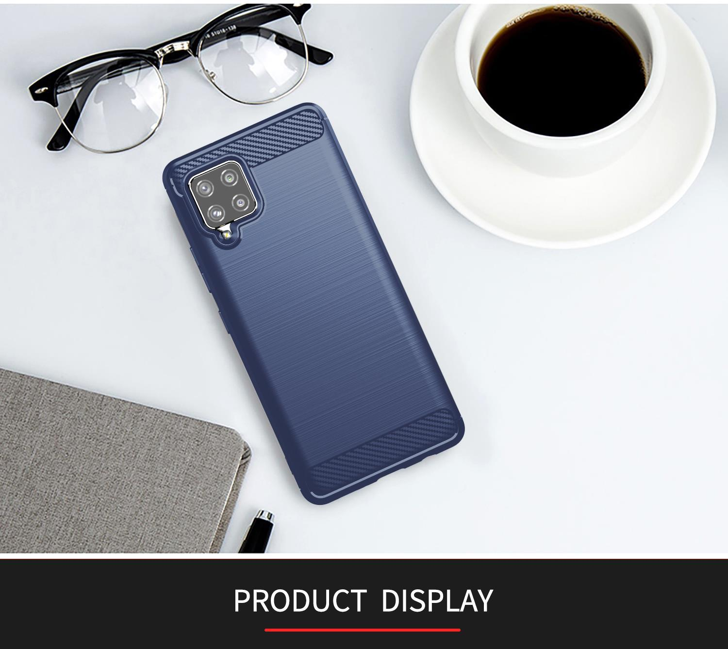 Una custodia per telefono blu navy su una superficie bianca. Sono presenti anche occhiali, un taccuino e una tazza di caffè.