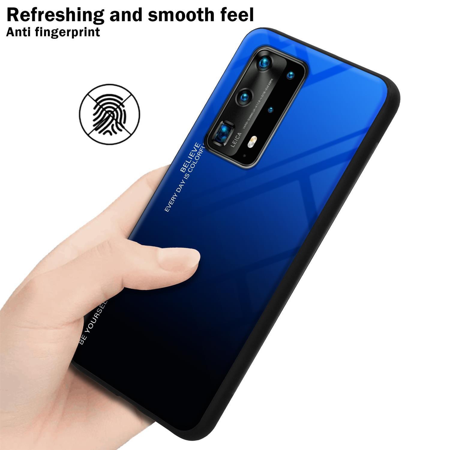 Una custodia per telefono blu con un telefono sfumato blu. La custodia è tenuta da una mano.