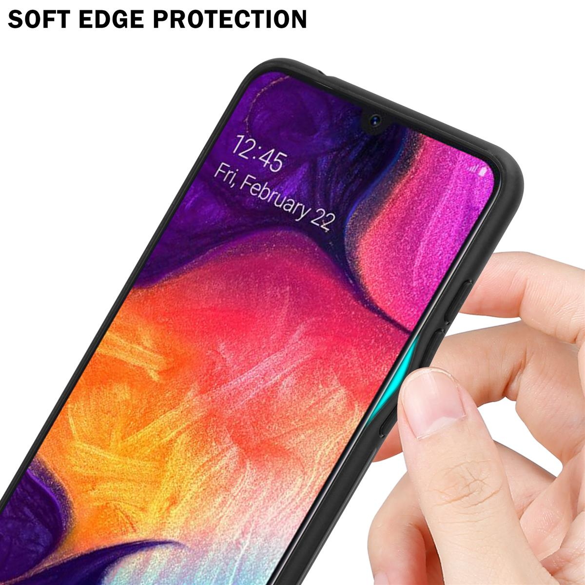 Mano che tiene un telefono con custodia nera. Schermo che mostra data e ora.