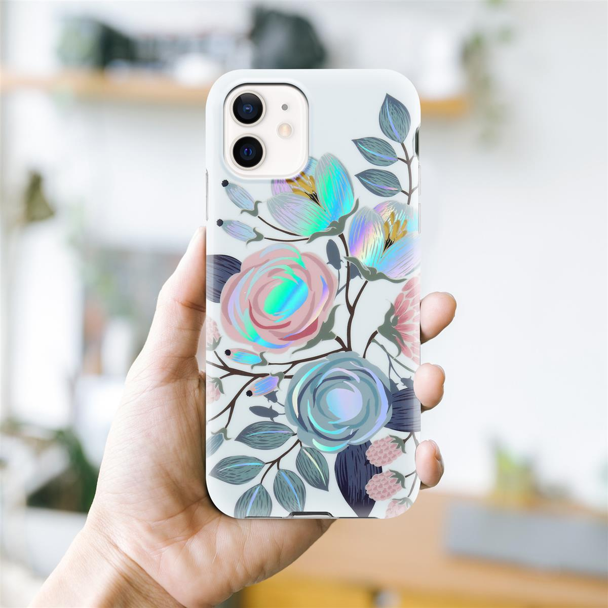 Una mano che tiene una custodia bianca per telefono con un design floreale. Lo sfondo è sfocato.
