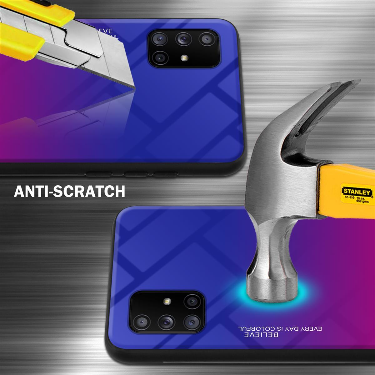 Una custodia per telefono con una sfumatura blu e viola viene testata per la resistenza ai graffi con una lama.