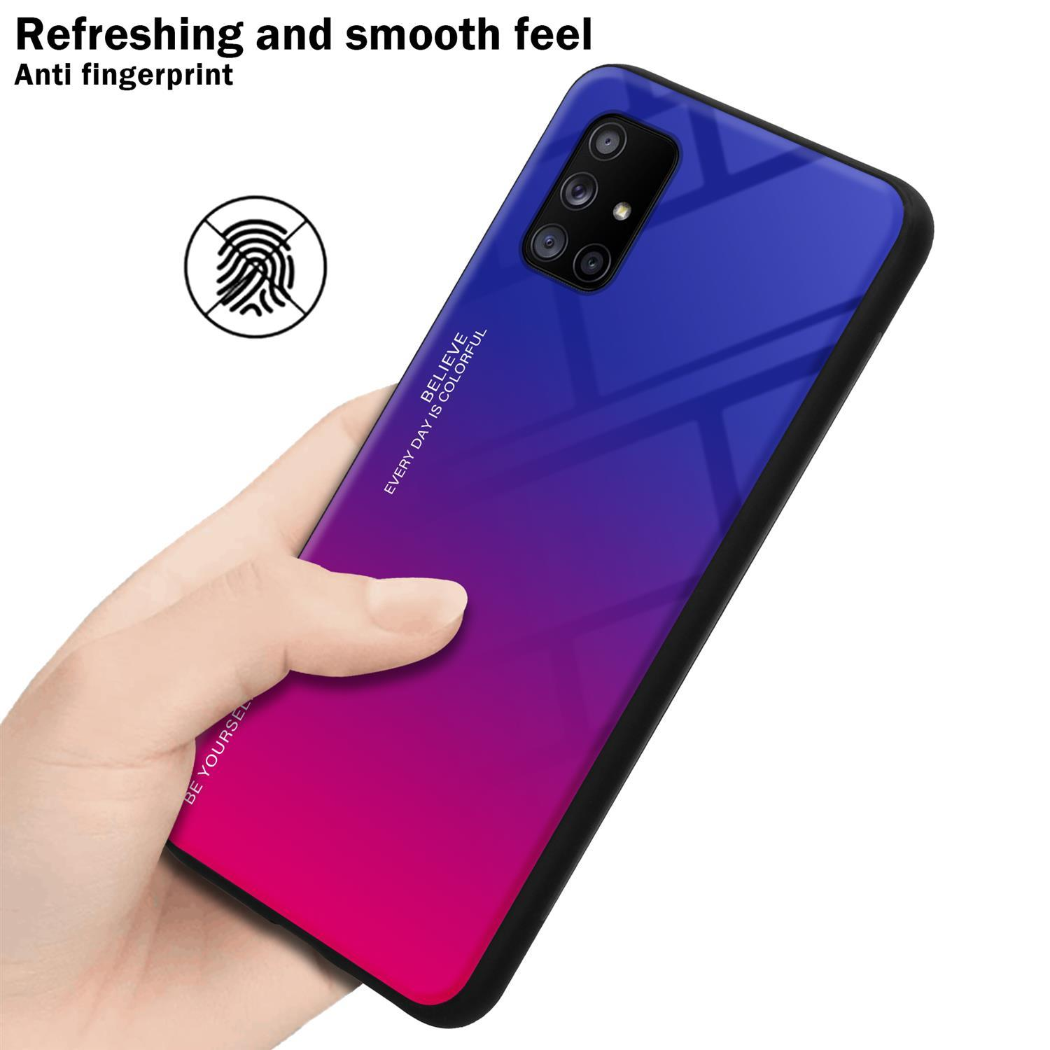 Una mano che tiene un telefono con una custodia sfumata blu-rossa. Il testo dice 'Believe' e 'Every Day is Colorful'.