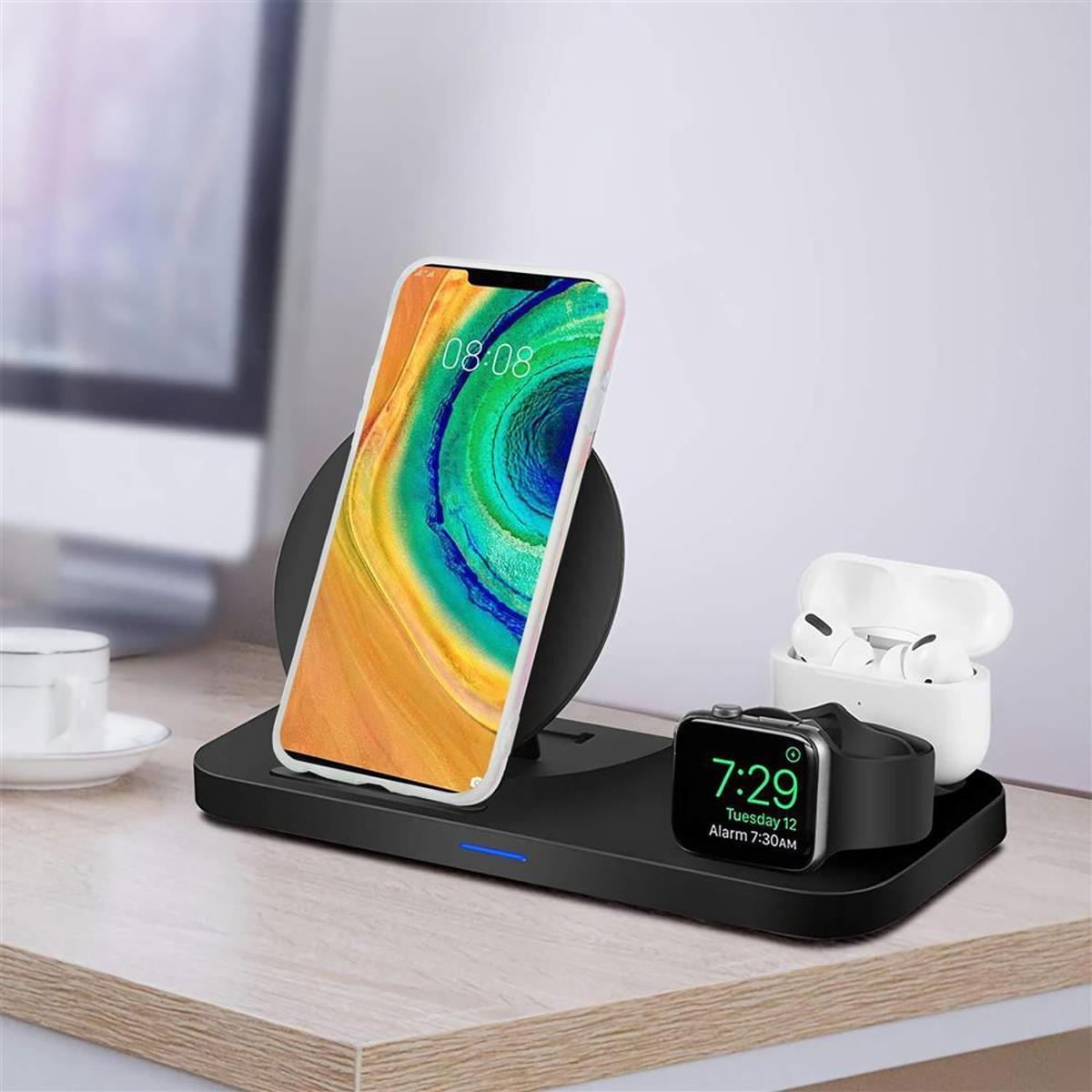 Stazione di ricarica wireless con telefono, orologio e auricolari. Il telefono mostra le 08:08. L'orologio mostra le 7:29.