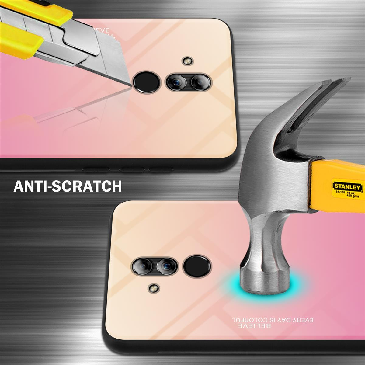 Das Bild zeigt zwei Telefone mit Hüllen, die mit einem Teppichmesser und Hammer auf Kratzfestigkeit getestet werden.