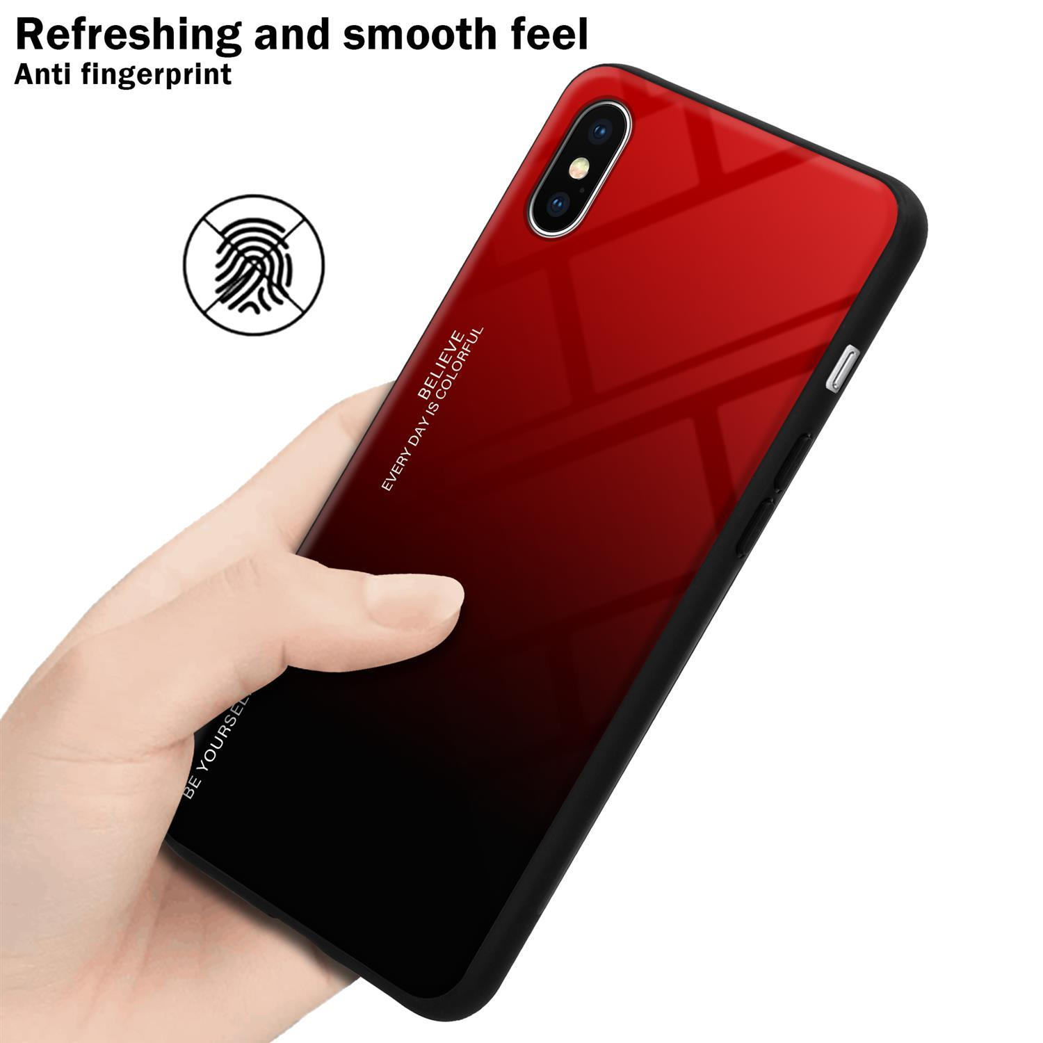Telefono con custodia sfumata rosso-nera. Mano che tiene il telefono. Il telefono ha un'icona di impronta digitale e testo.