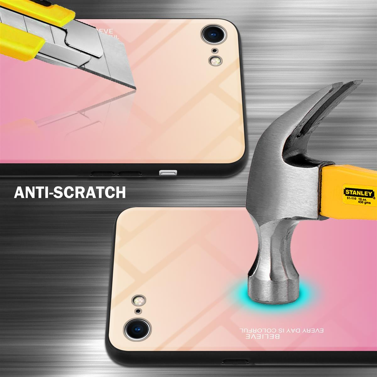 Eine Handyhülle, die mit einem Teppichmesser und einem Hammer zerkratzt wird. Die Handyhülle hat ein Farbverlaufsdesign.