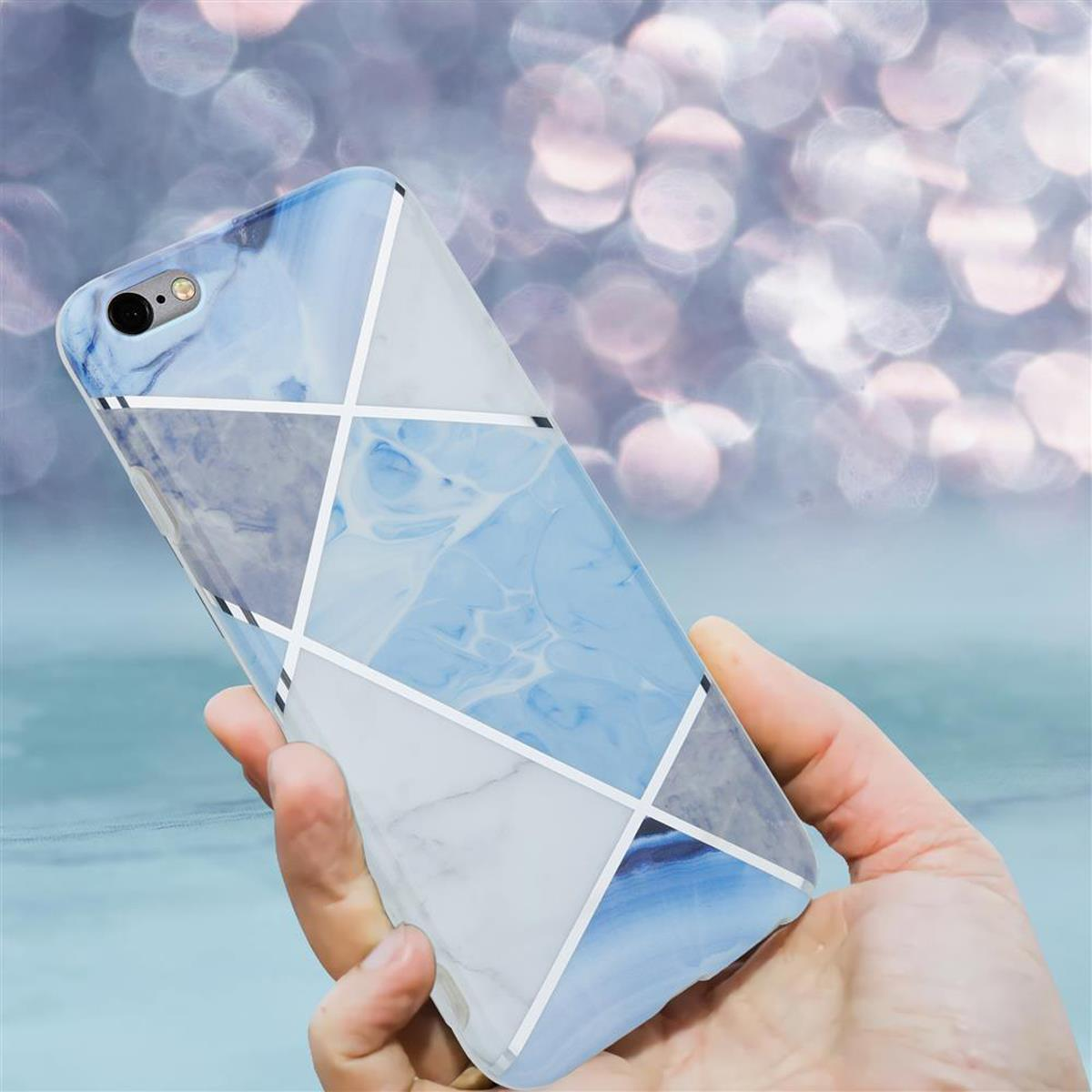 Eine Hand hält ein Telefon. Die Hülle hat ein blaues Marmormuster mit weißen Linien.