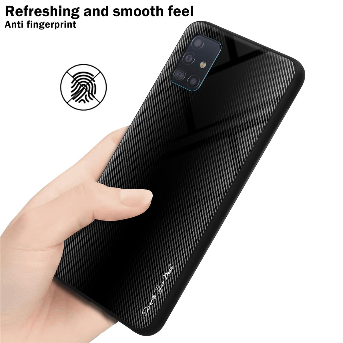 Ein Telefon mit einer schwarzen Carbonfaserhülle. Eine Hand hält das Telefon. Das Telefon ist reflektierend.