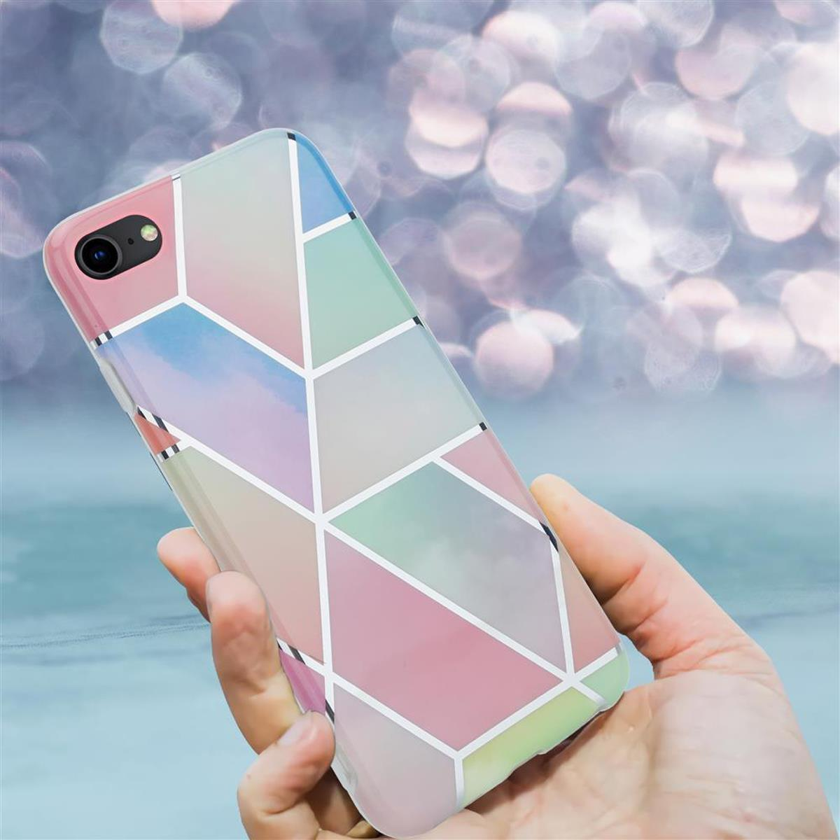 Mano che tiene un telefono con un motivo geometrico colorato. La custodia ha un design geometrico bianco.