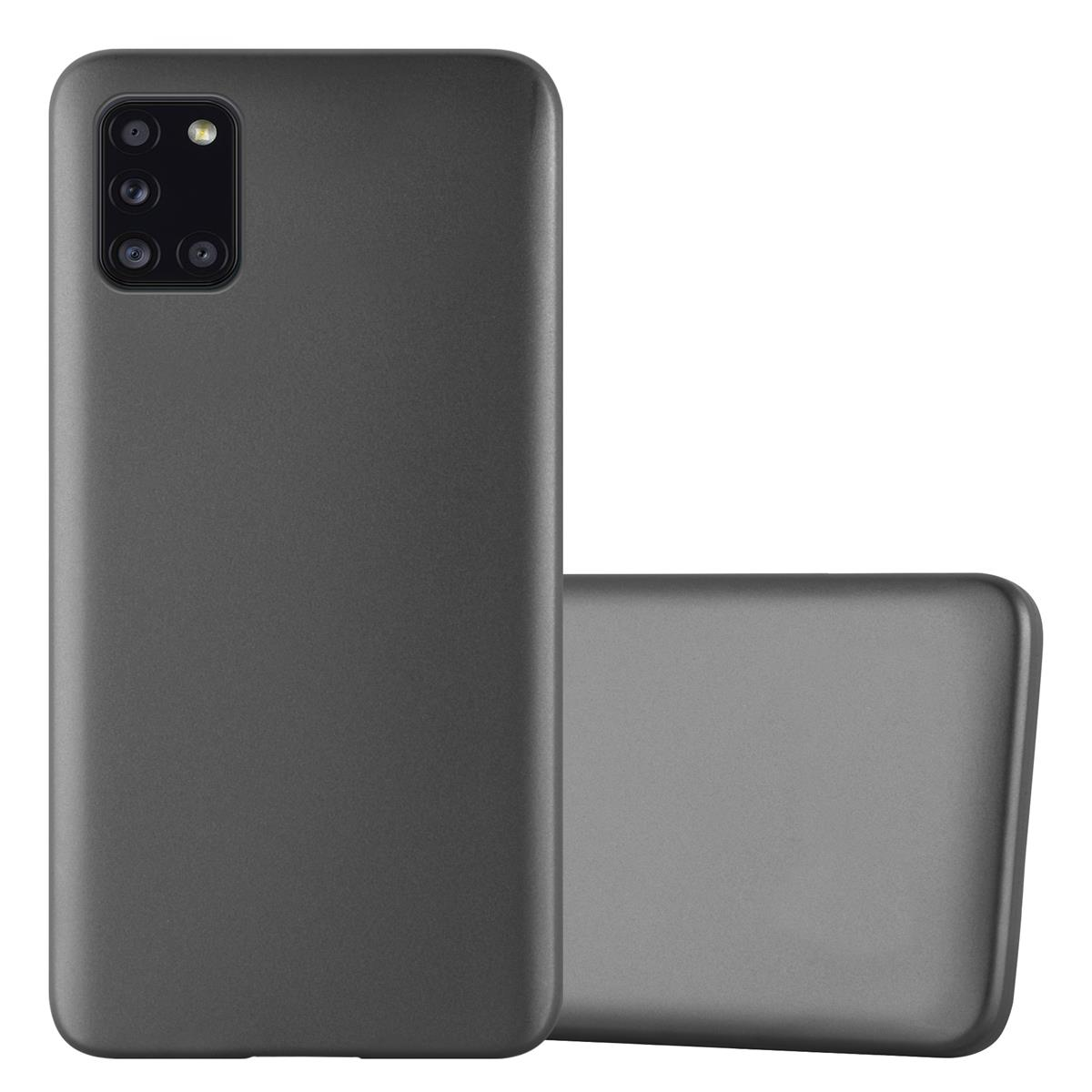 Custodia grigio scuro con fori per fotocamera e altoparlante. Un'altra custodia accanto.