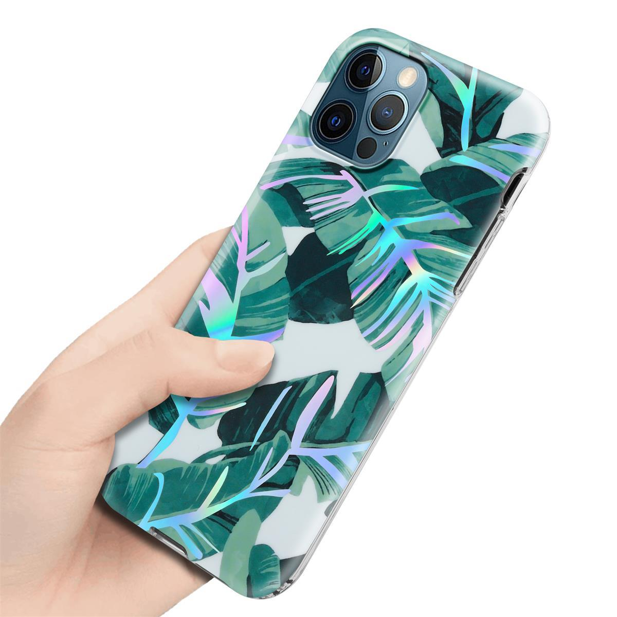 Una mano che tiene un telefono in una custodia con un design di foglie tropicali verdi. Lo sfondo è sfocato.