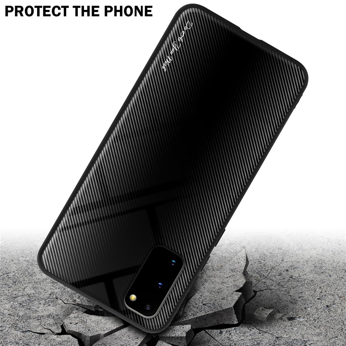 Schwarze Handyhülle mit Carbonfaser-Design auf einer zerbrochenen Oberfläche, mit abgewinkeltem Telefon.