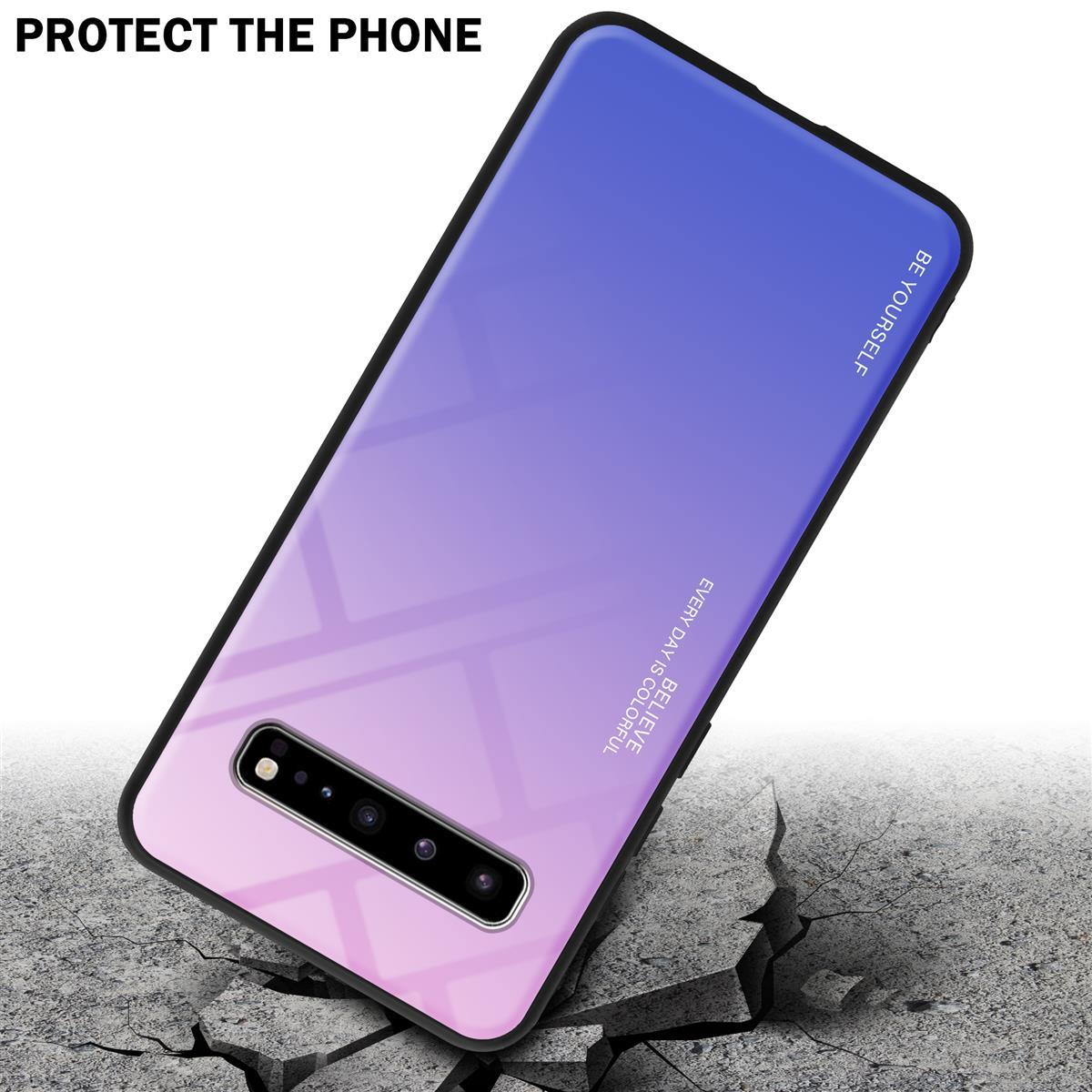 Custodia per telefono con sfumatura viola e blu, protegge il telefono. Terreno in cemento incrinato in basso.