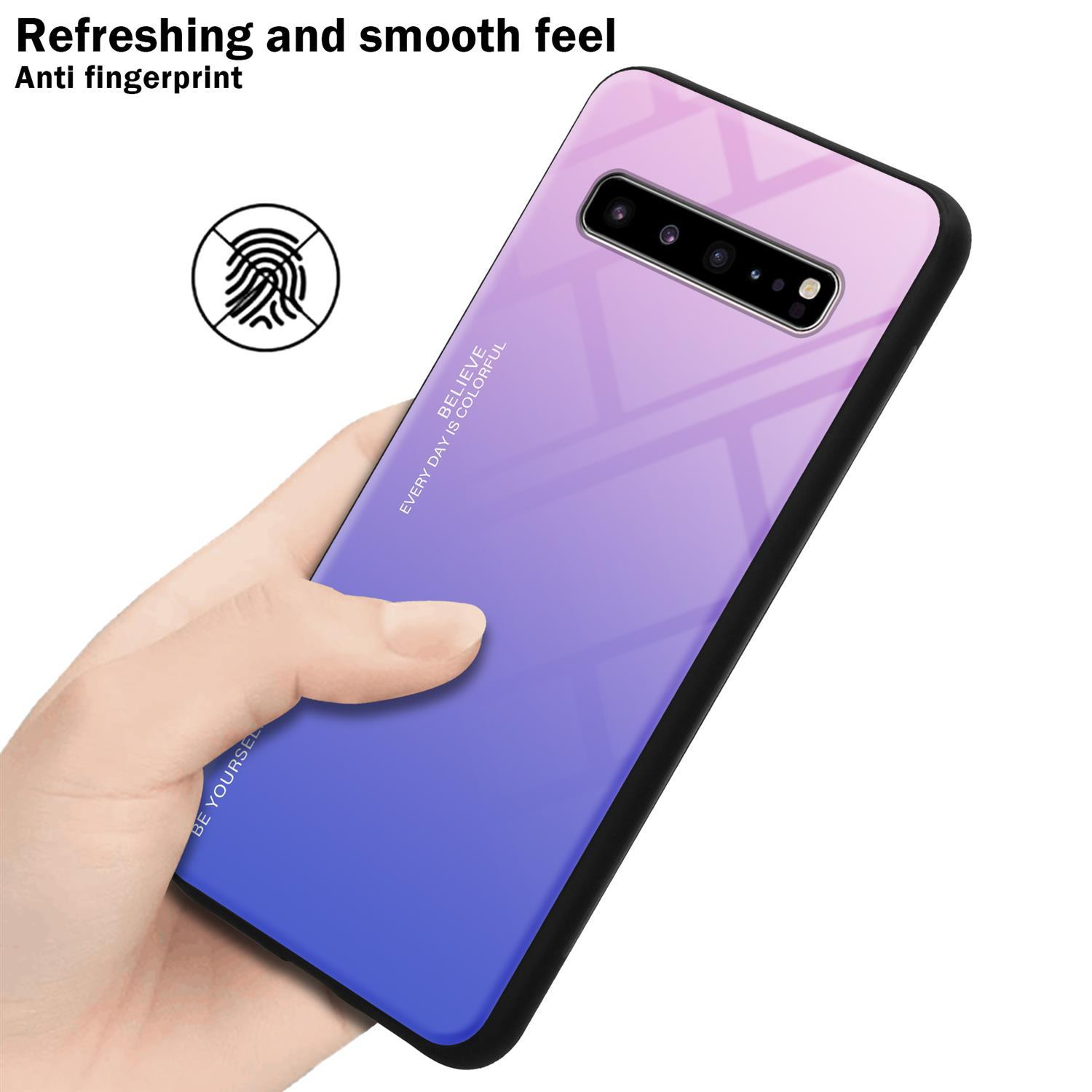 Una mano che tiene un telefono con una custodia sfumata viola-blu. Il testo dice Anti impronte digitali.