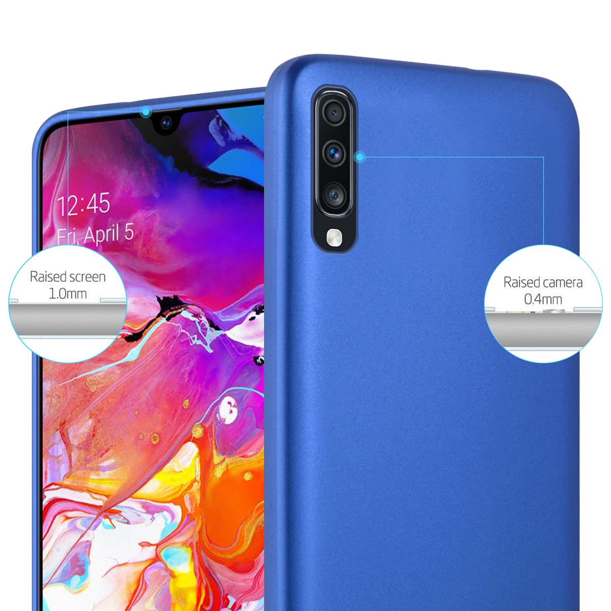 Custodia blu per telefono con un telefono. Dettagli schermo e fotocamera rialzati.