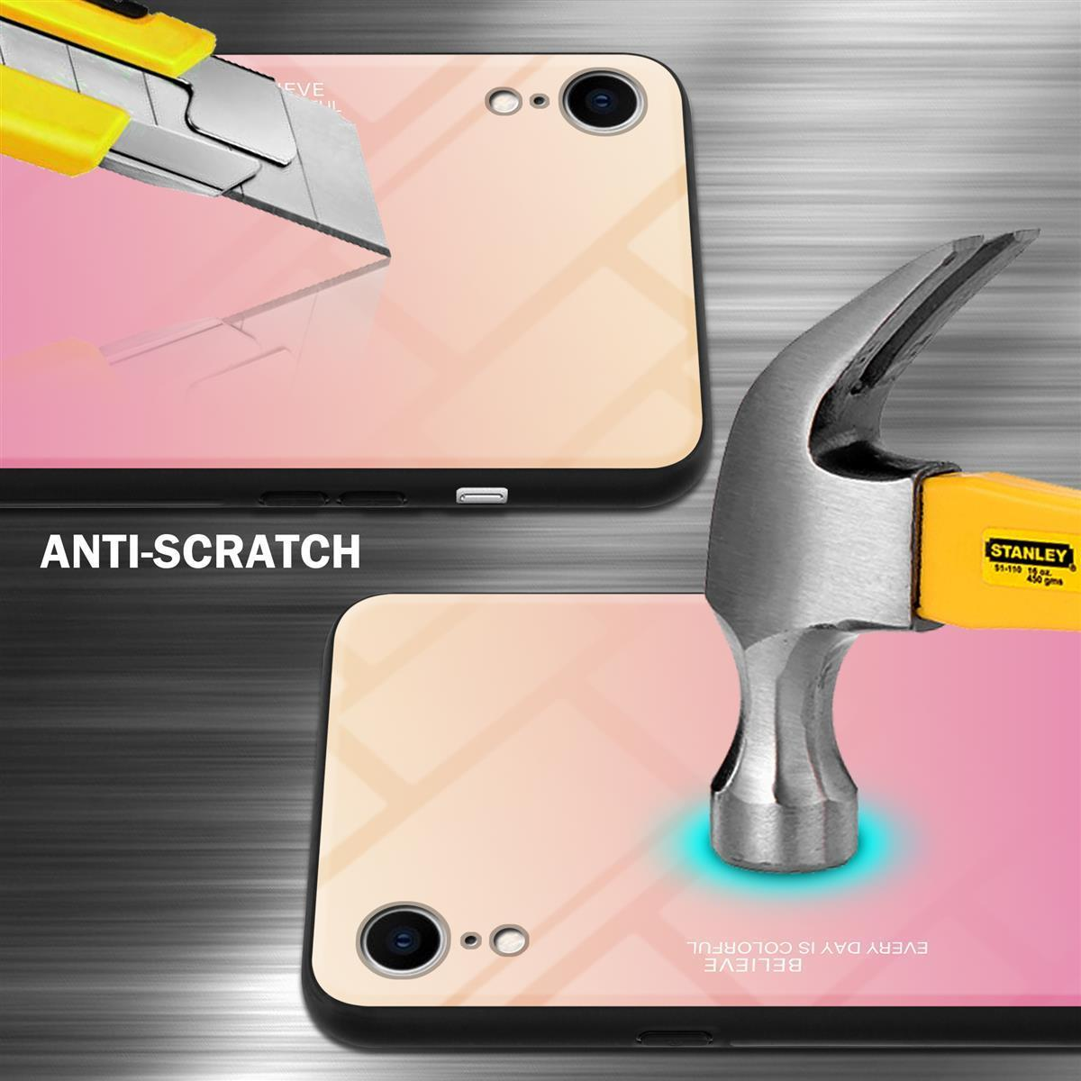 Due custodie per telefono testate per la resistenza ai graffi con un taglierino e un martello.