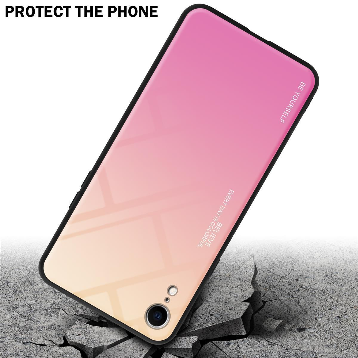 Una custodia per telefono con un gradiente rosa e giallo cade su un pavimento di cemento rotto. La fotocamera è visibile.
